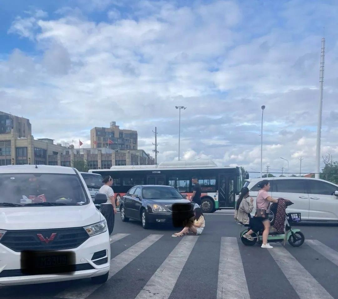 武汉城事！近日有居民：盘龙三路到巨龙大道路口乱停车现象严重，交通事故频发，建议