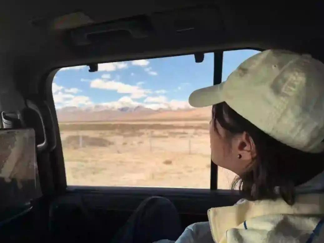 白百何西藏旅行，手握中药累得瘫坐在沙发上，脚上45码大鞋子抢镜！