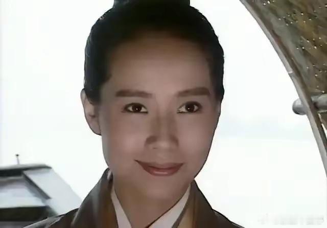 叶童银发狼尾造型61岁的她以一头银发狼尾造型再次闯入公众视野，给所有人带来了前所