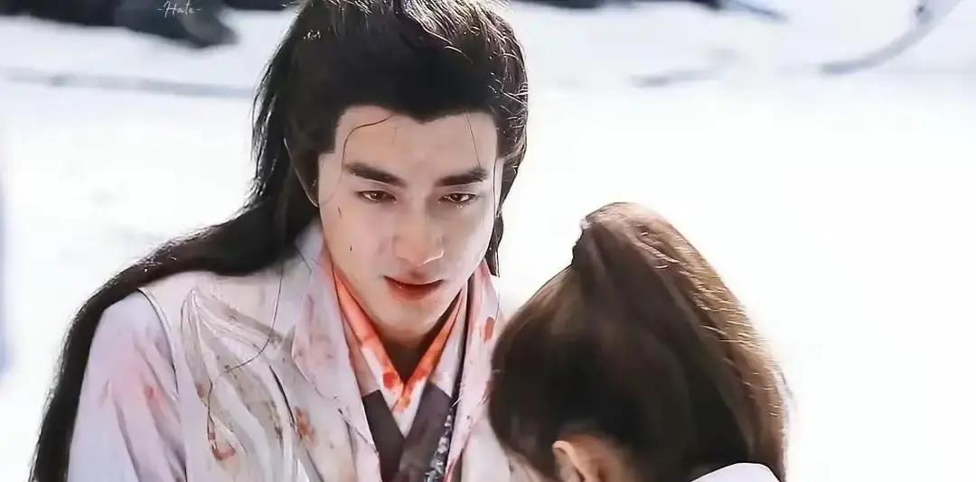 林更新在冰湖那场戏一句话没说，光用眼神就把我拽进剧情。我盯着屏幕，感觉他眼里