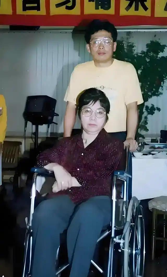 新凤霞坐在轮椅上，一张罕见的留影，这张照片拍摄于上世纪90年代的北京宴席场合，坐