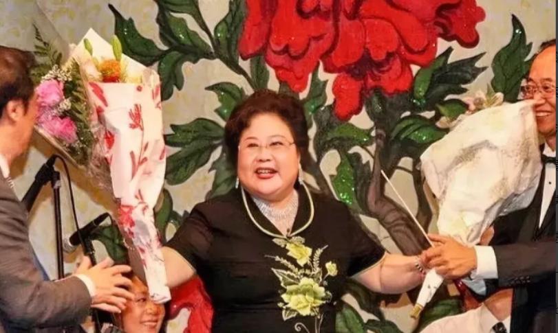 1988年，上海京剧院《智取威虎山》剧组赴美演出。纽约百老汇的掌声还没散尽，