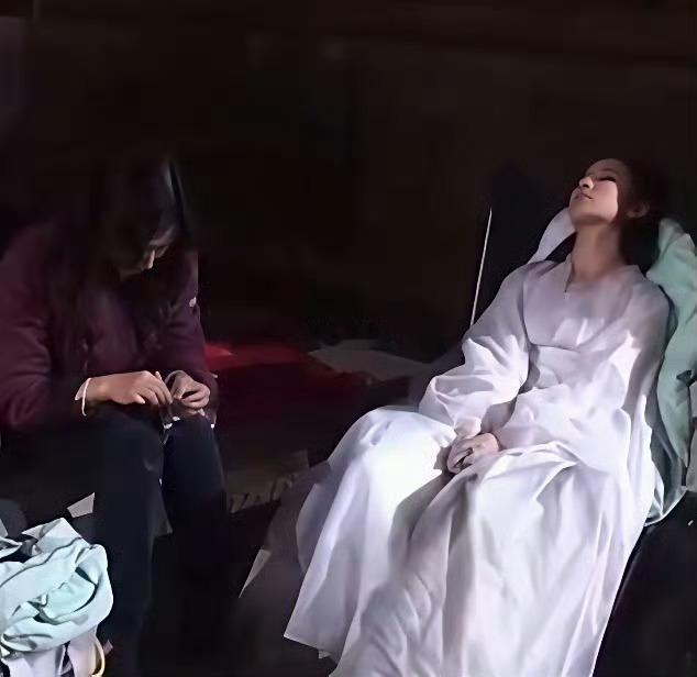 当年刘亦菲版小龙女的手套没有现成成品，是她母亲亲手一针一线缝制的。​​​