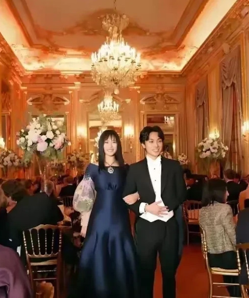 张艺谋的儿子与女儿合影，一个帅一个美，完美继承了妈妈的美貌。