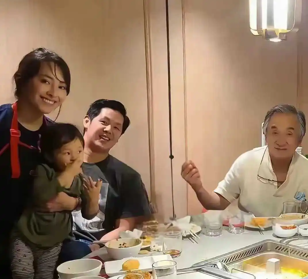 71岁成龙吃火锅，老到快认不出，想起以前那风光，真是感慨万千！