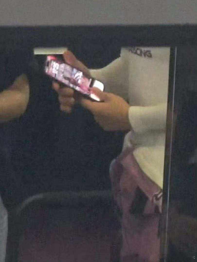 原来王一博也觉得自己赛车时很帅啊，这壁纸就这么水灵灵的换上啦[doge][dog