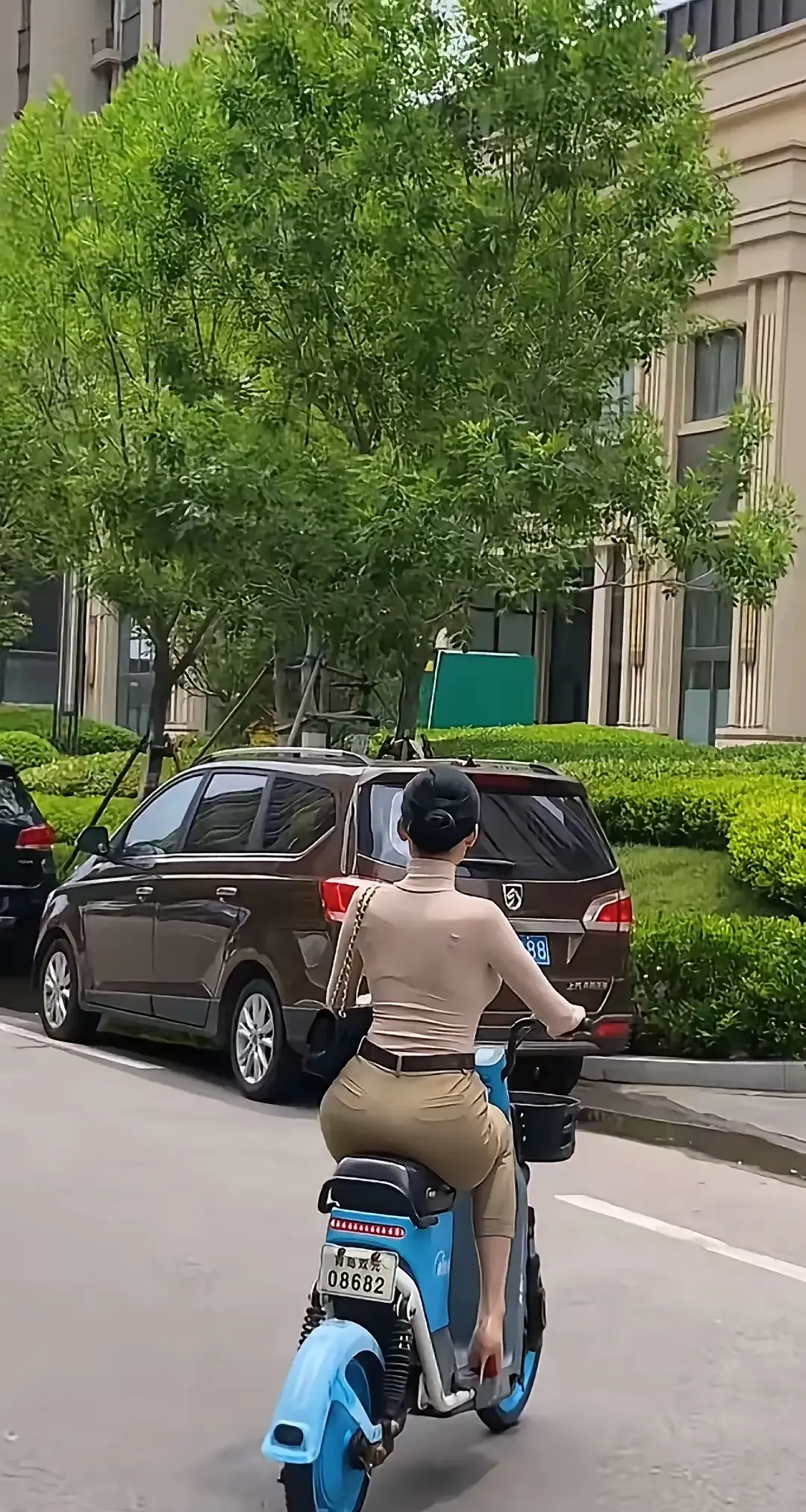 看背影，长什么样已经不重要了！