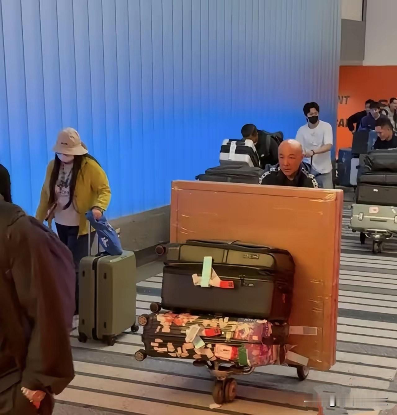 实锤了！美国大满贯，肖战副总教练亲自推的巨大纸箱，居然是一个折叠乒乓球台！虽