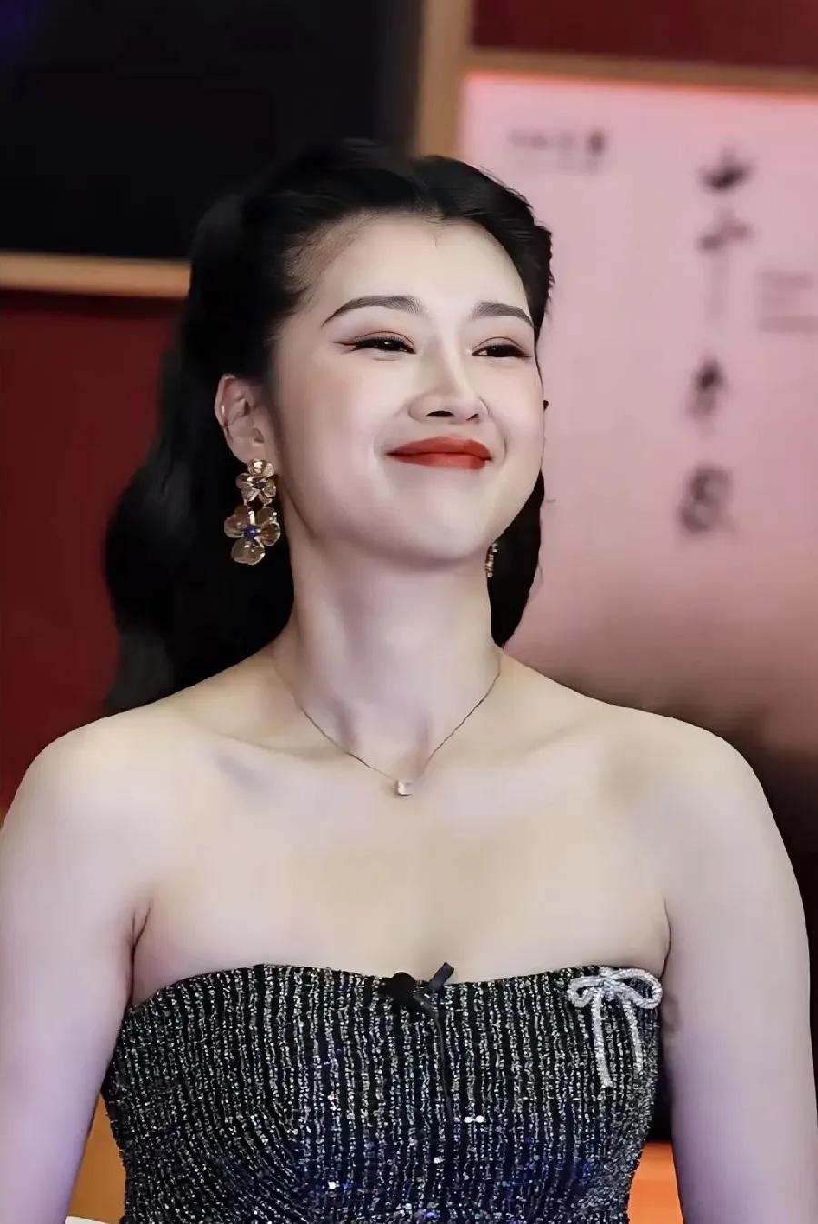 网友说：“奚望没看上继父的儿子刘思博，是因为刘思博没有爸爸刘之冰帅气”。其实