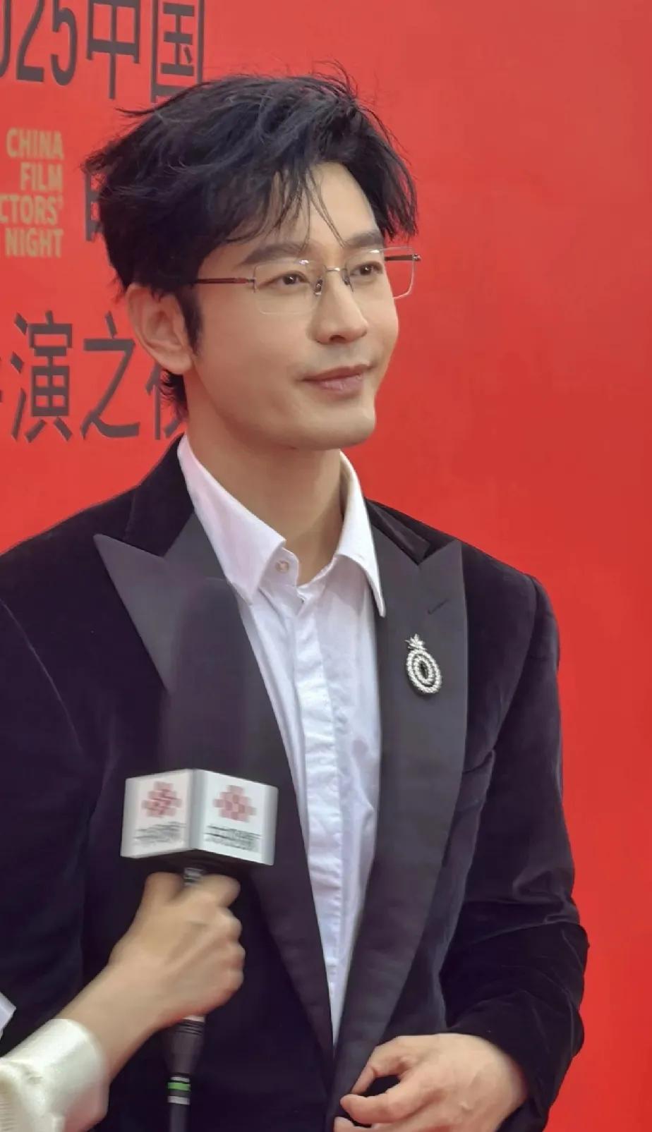 看到这样的黄晓明，总是莫名的想笑[捂脸哭]这发型，这金丝眼镜，以前是霸道总裁