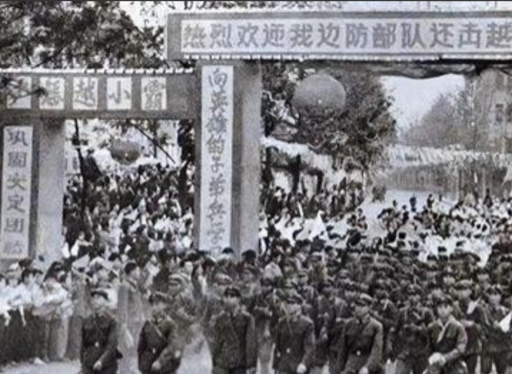 1975年正在训练的王英洲突然被军长叫去办公室，他忐忑是不是来劝他退伍的，没想到