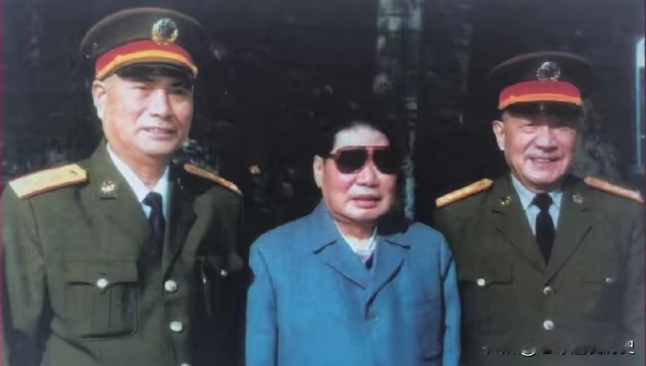 这张老照片定格了几位共和国高级将领相聚的瞬间。画面居中是晚年的许世友将军，一身浅