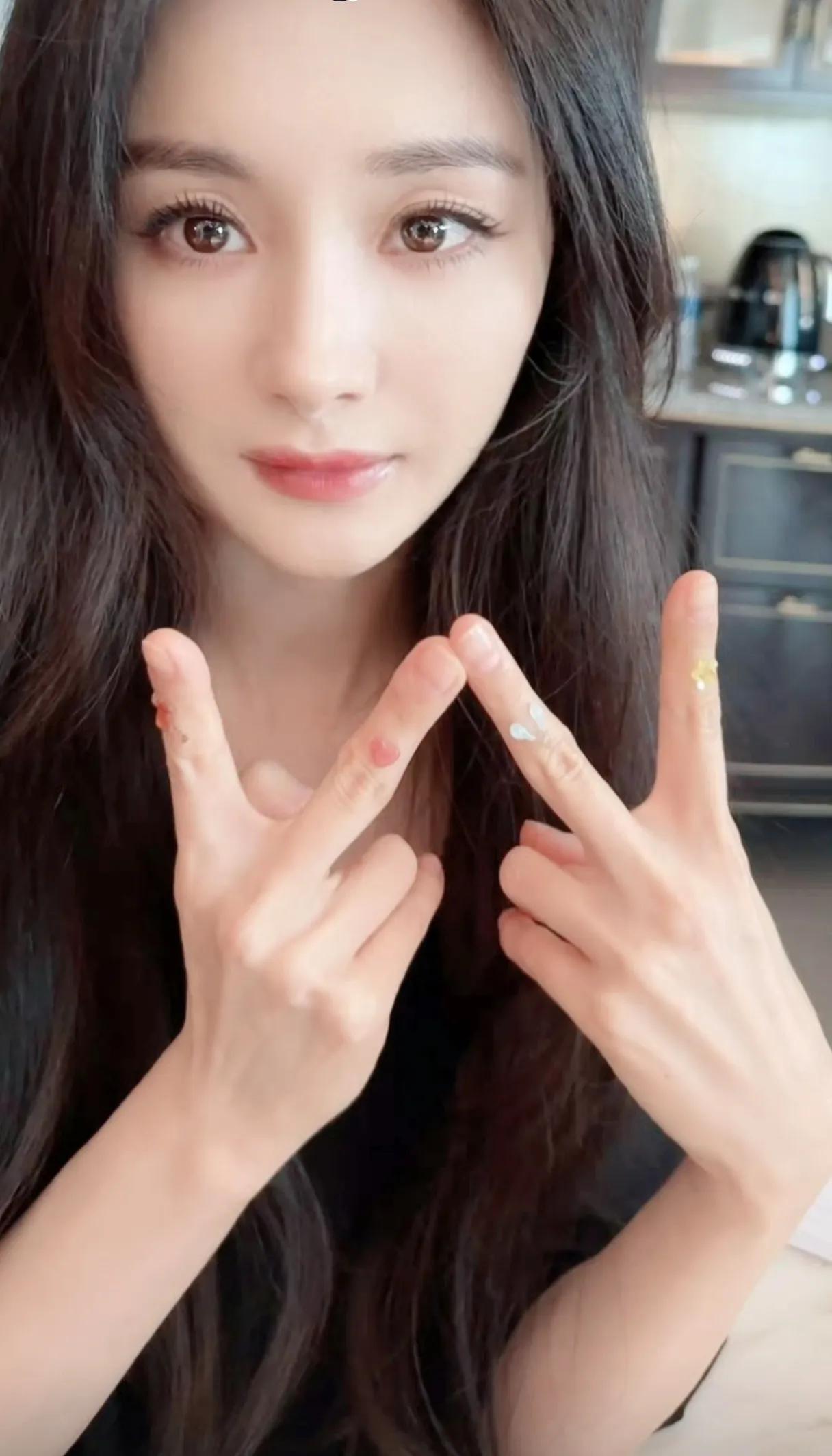 @杨幂最新～祝大家520健康快乐·天天快乐[比心]