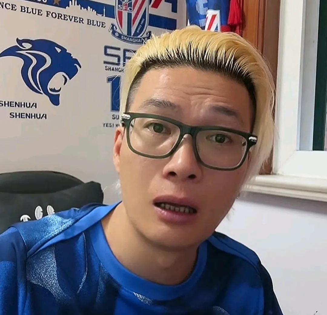 球迷陈老师认为，上海申花目前应该放低姿态打防守反击。在上海申花遭遇联赛六轮不胜