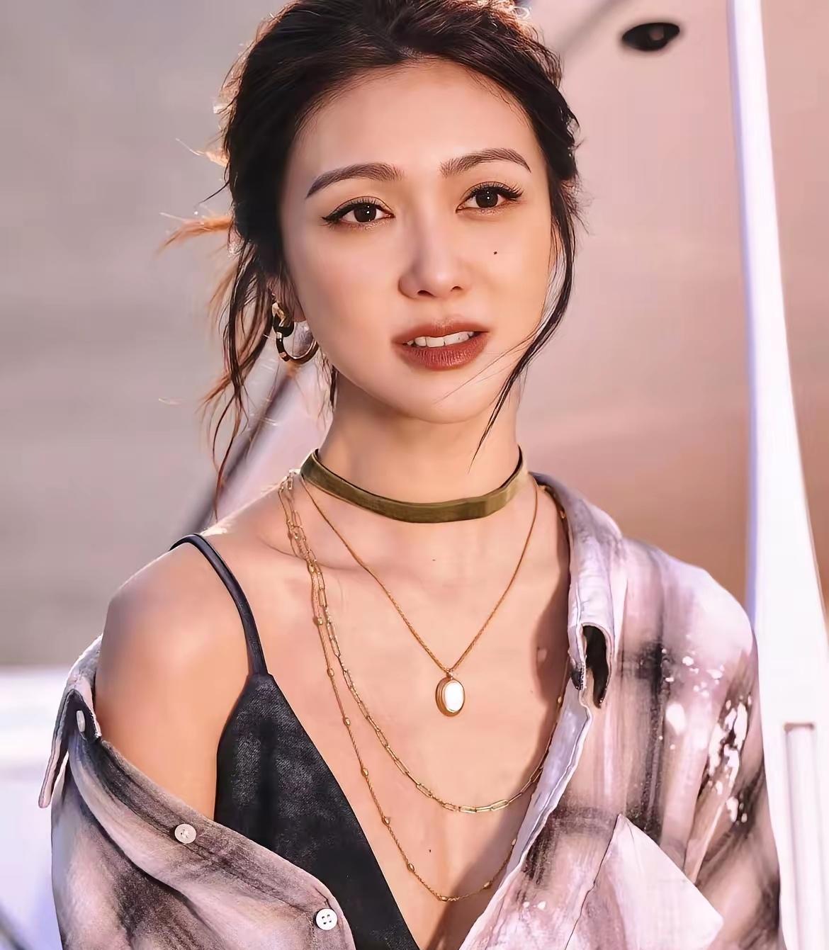 香港最后一位少女。看到薛凯琪，就让我想起方大同，那个爱她如命，痴情又才华横溢的