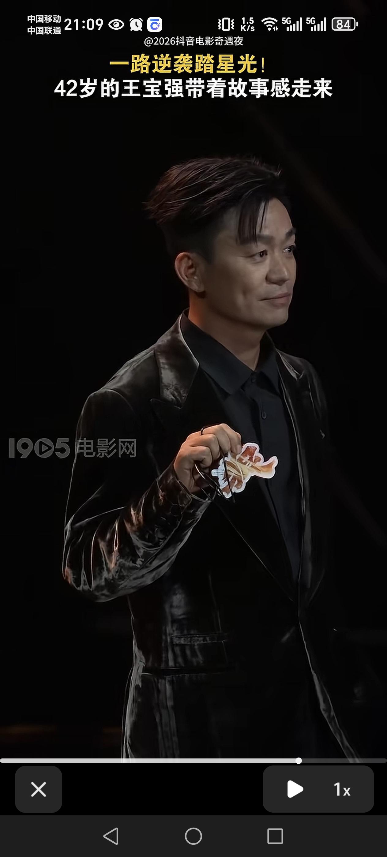 42岁的王宝强带着岁月感走来了！他真的是草根逆袭的榜样，农家出身无背景无资源