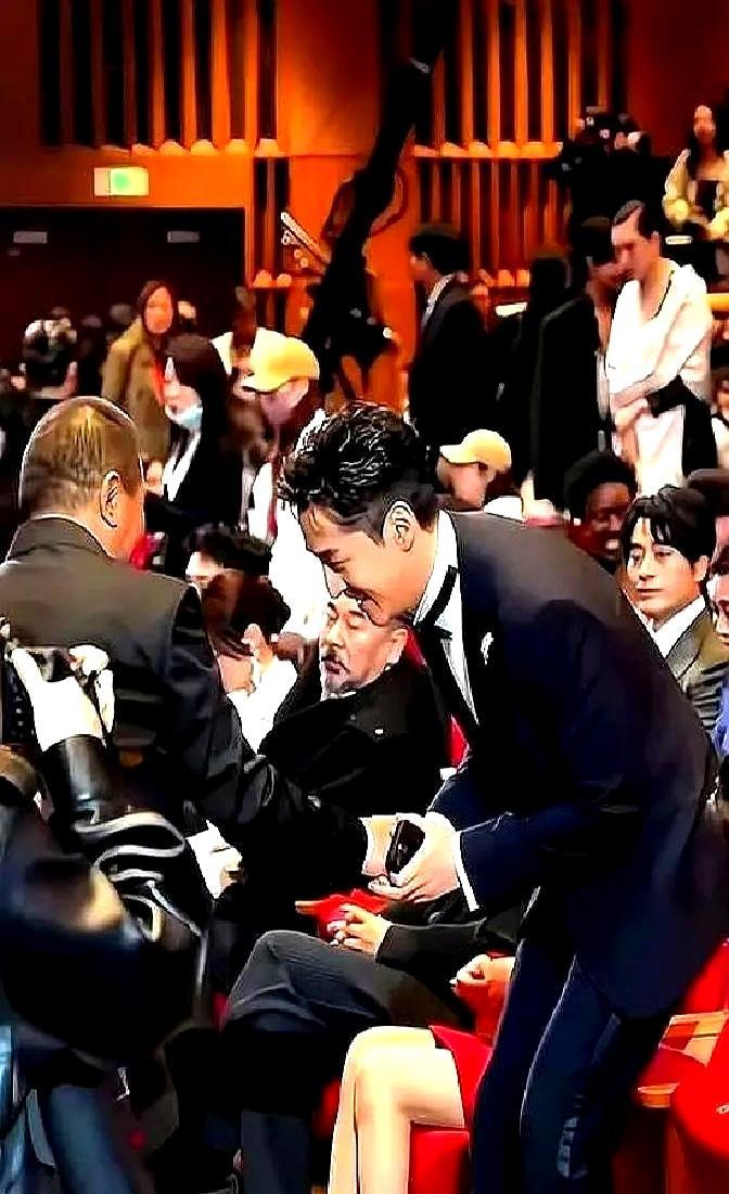 66岁老戏骨丁勇岱伸手，胡歌鞠躬，陈建斌却坐着不动。丁勇岱笑呵呵走过来，主