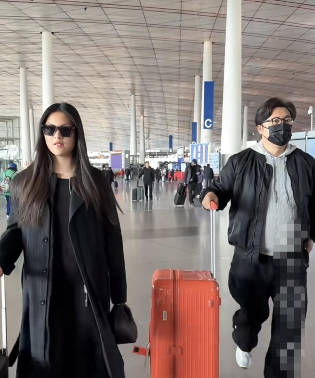 做机场代言人得了！王诗龄又上学了，这气质拿捏得真好，颇有明星范儿。深色内搭深色外