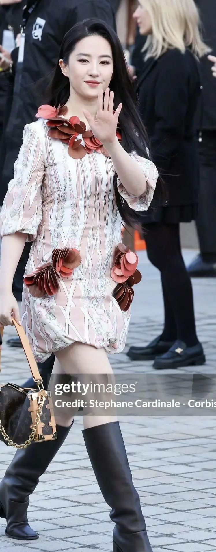 实话实说，LV这次大秀真的没眼看，丑衣服一件比一件辣眼睛！刘亦菲这身直接穿出小