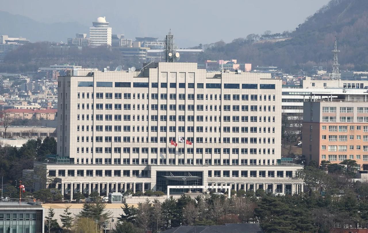 2022年3月，尹锡悦力排众议，将总统府定位于龙山国防部大楼，号称“龙山总统府”