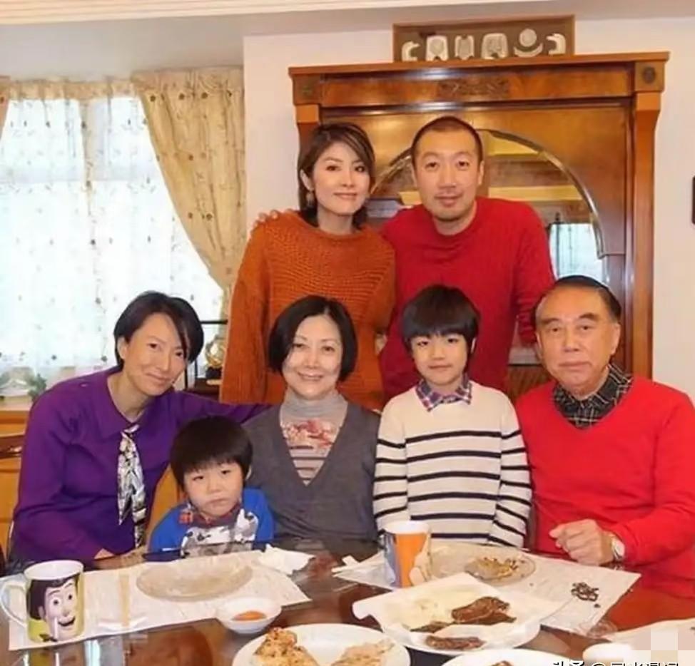 陈慧琳儿子最新照片流出，第一眼以为宋仲基乱入她家全家福。16岁的大儿子刘海厚到