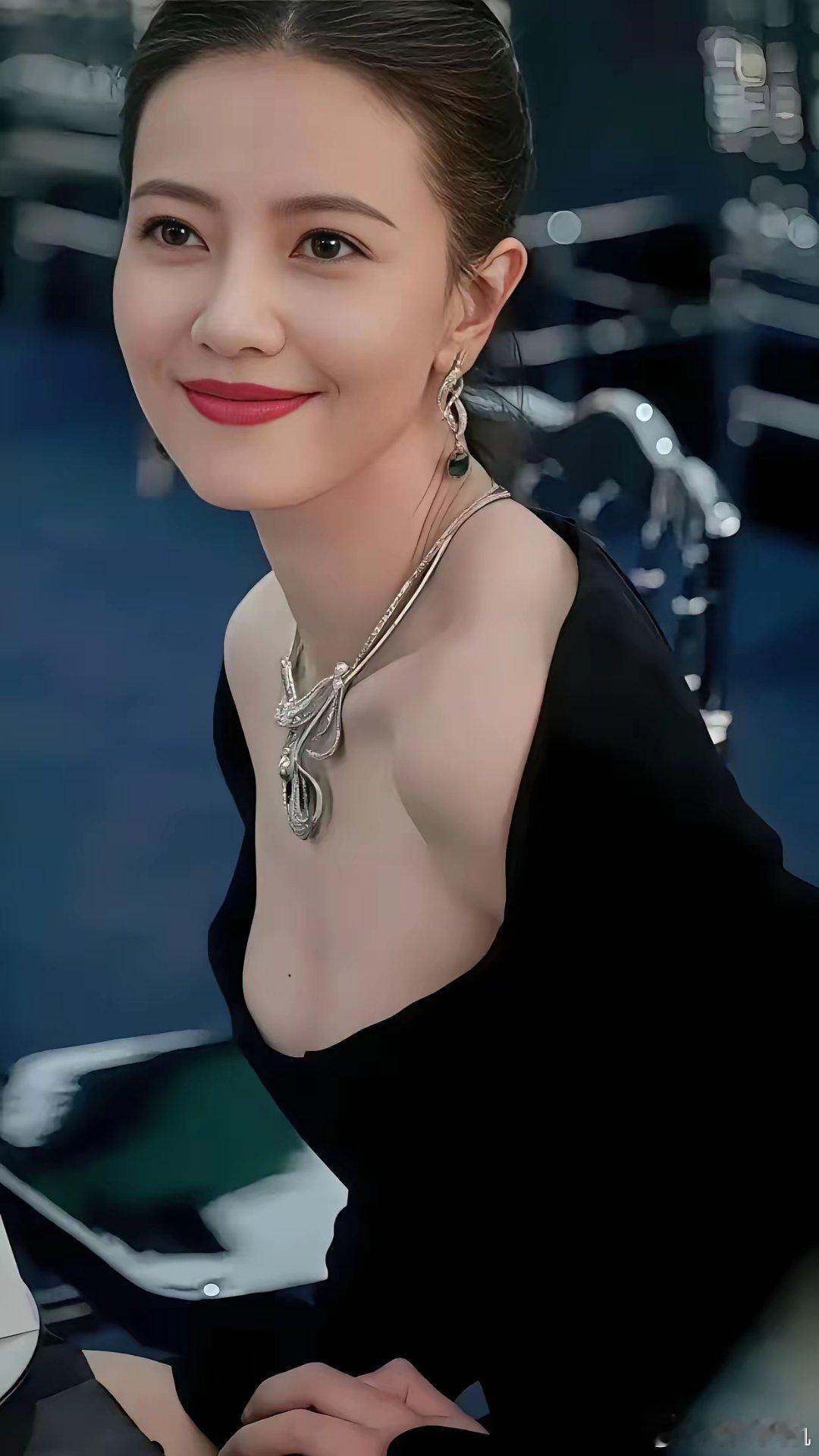 娱乐圈绝色美女排名据说是：有菲选菲，无菲选圆，无菲无圆选景甜。“圆”是高圆圆，只