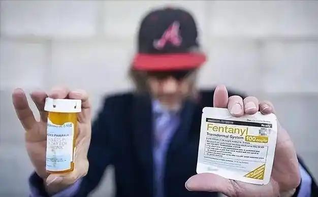 很多人搞不懂，芬太尼这玩意儿到底为啥把美国折腾得这么疯。说白了，核心就两点：这东
