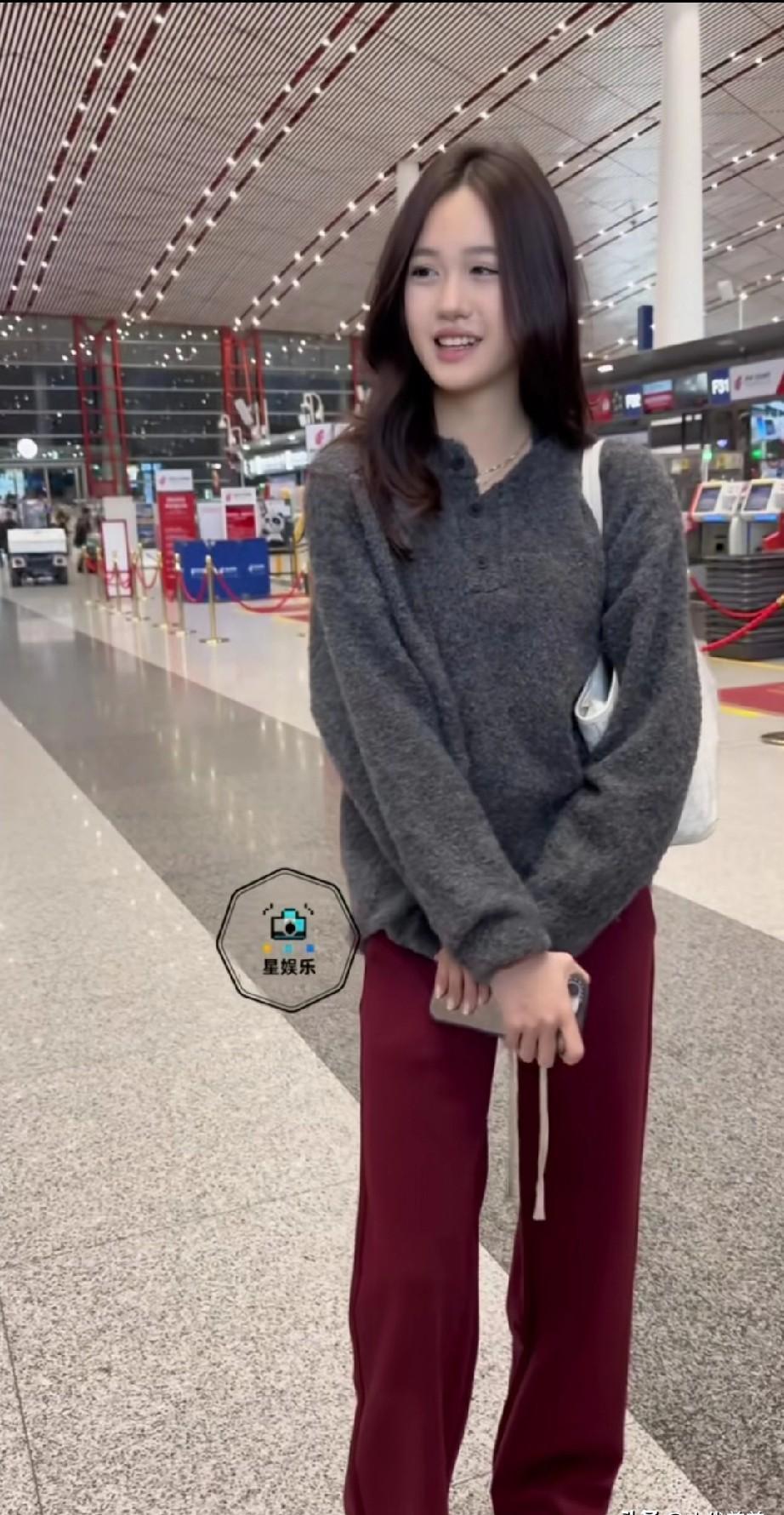 钟丽缇三个女儿，个个都是颜值炸弹。大女儿像欧洲油画，小双胞胎像水墨画。亲爹是