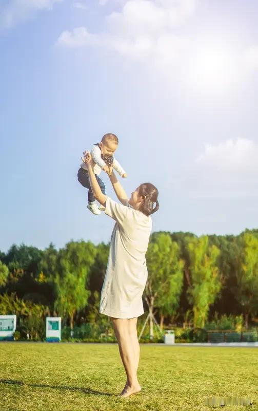 真正滋养孩子的家庭，夫妻俩都有这8个特征。第一，遇事好好说话。家里出现
