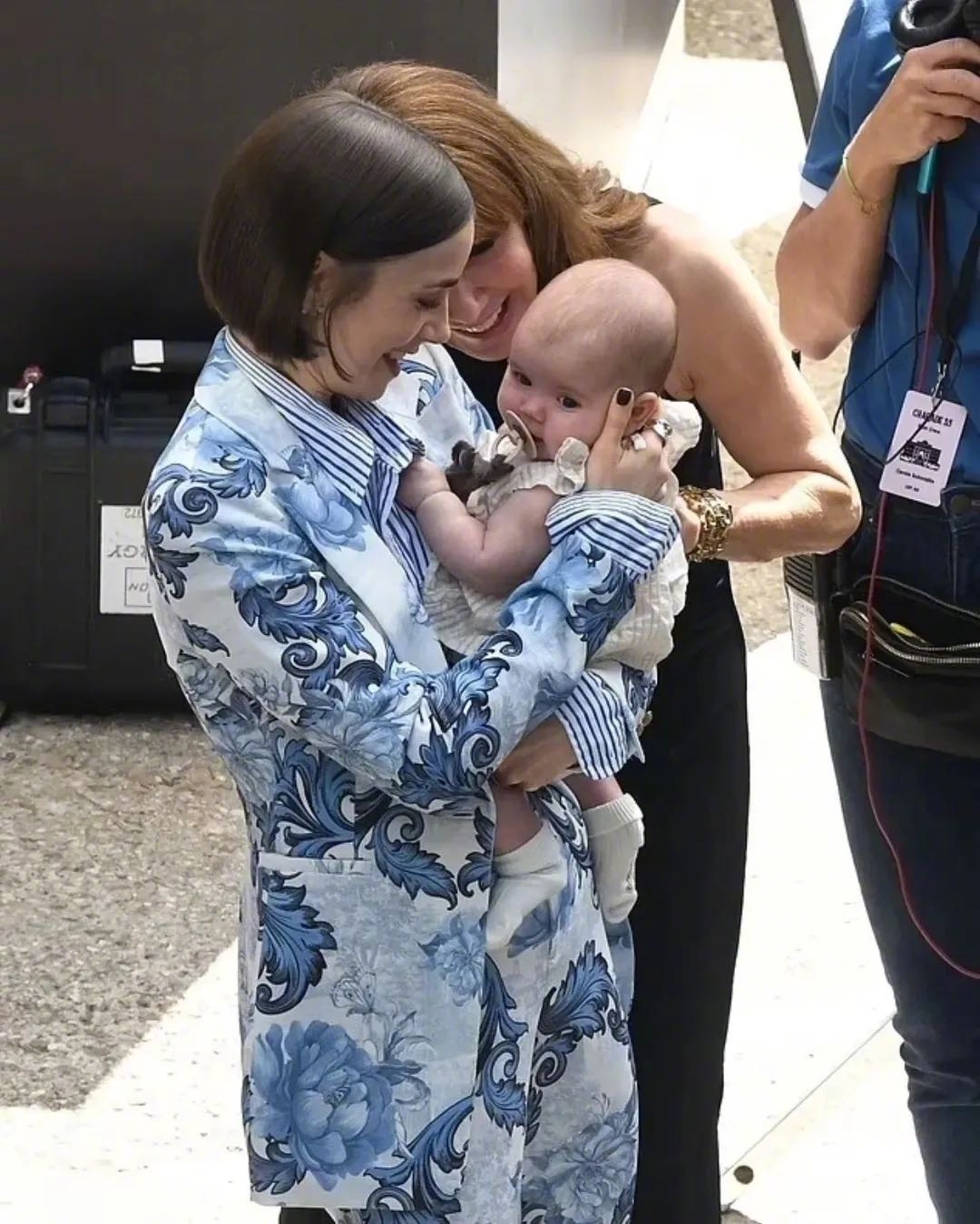 LilyCollins与丈夫查理·麦克道威尔的女儿正脸曝光，她在罗马拍《艾米丽