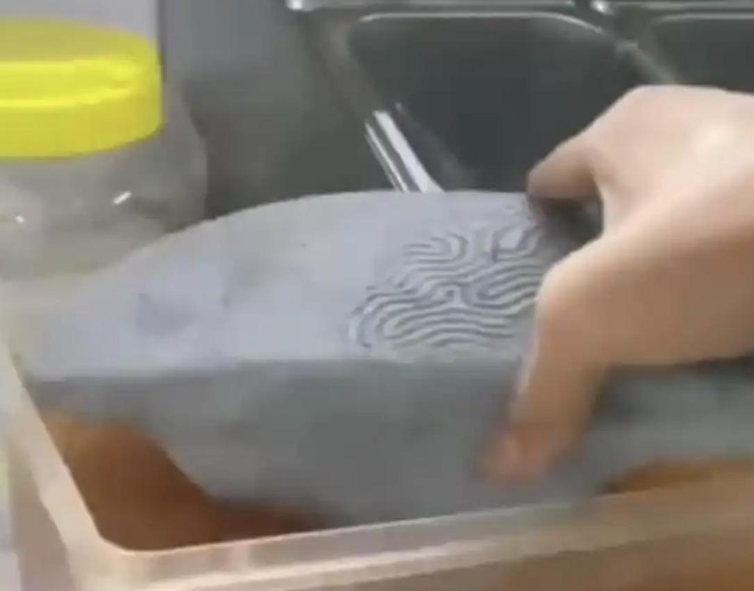 员工第一天上班，就将拖鞋放入制作奶茶的小料盆中，徒手抓取小料分装到奶茶杯中，还将