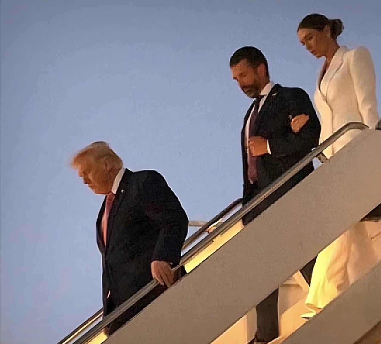 特朗普几乎每个周末都会飞回佛罗里达的海湖庄园，这种高频度的私人庄园度假模式，放眼