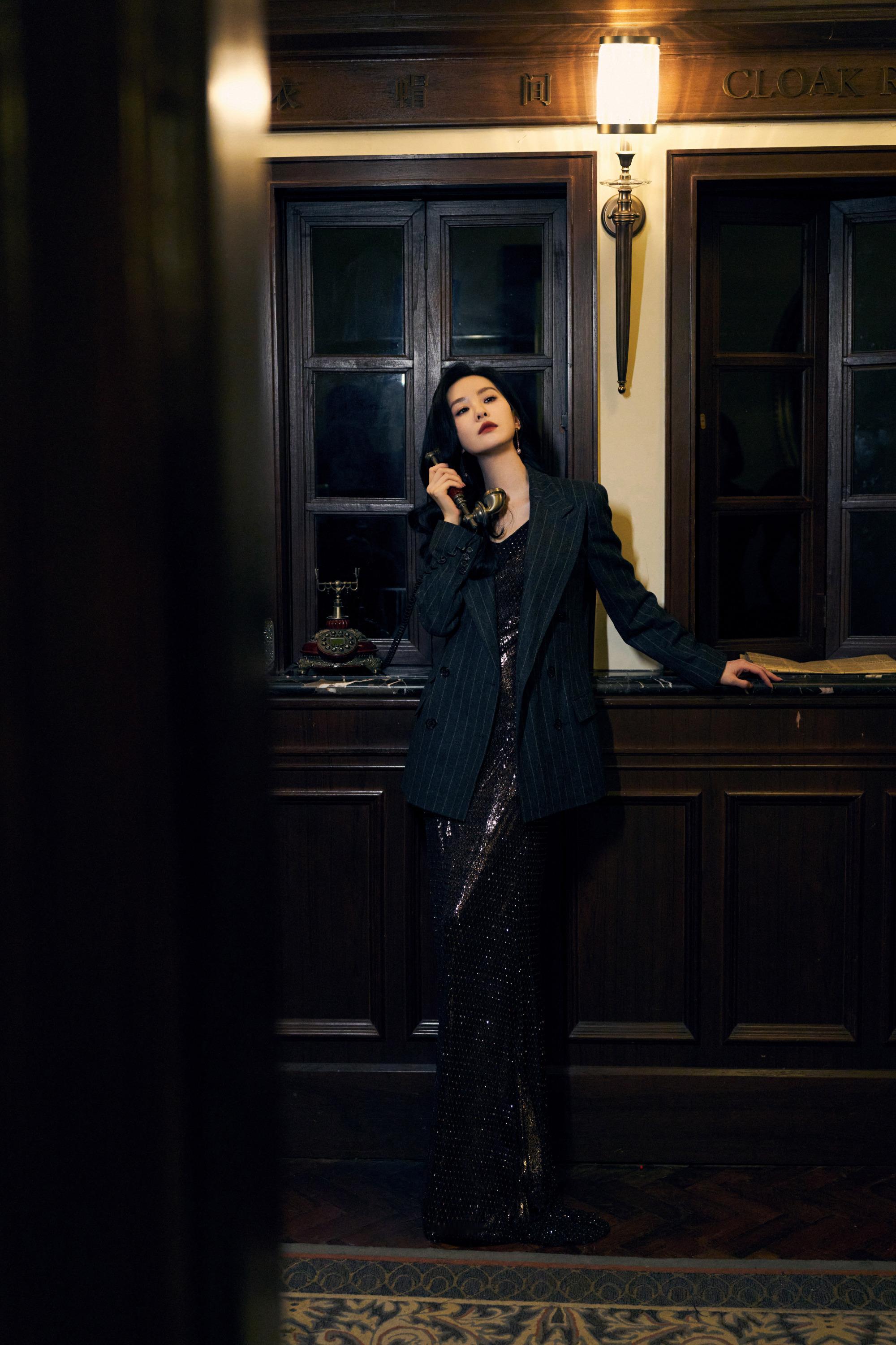 刘诗诗条纹西装，鎏金亮片随身形闪烁，静谧而迷人。刘诗诗