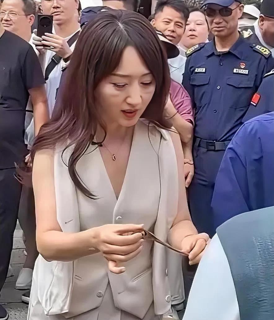 她脸上这两个洞是怎么回事？当年也是火遍大江南北