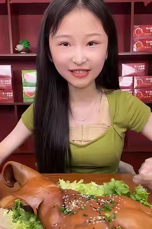 莹莹最后一场直播，手机冷光照着她浮肿的脸。她夹起一块红烧肉，做出满足的表情，评论
