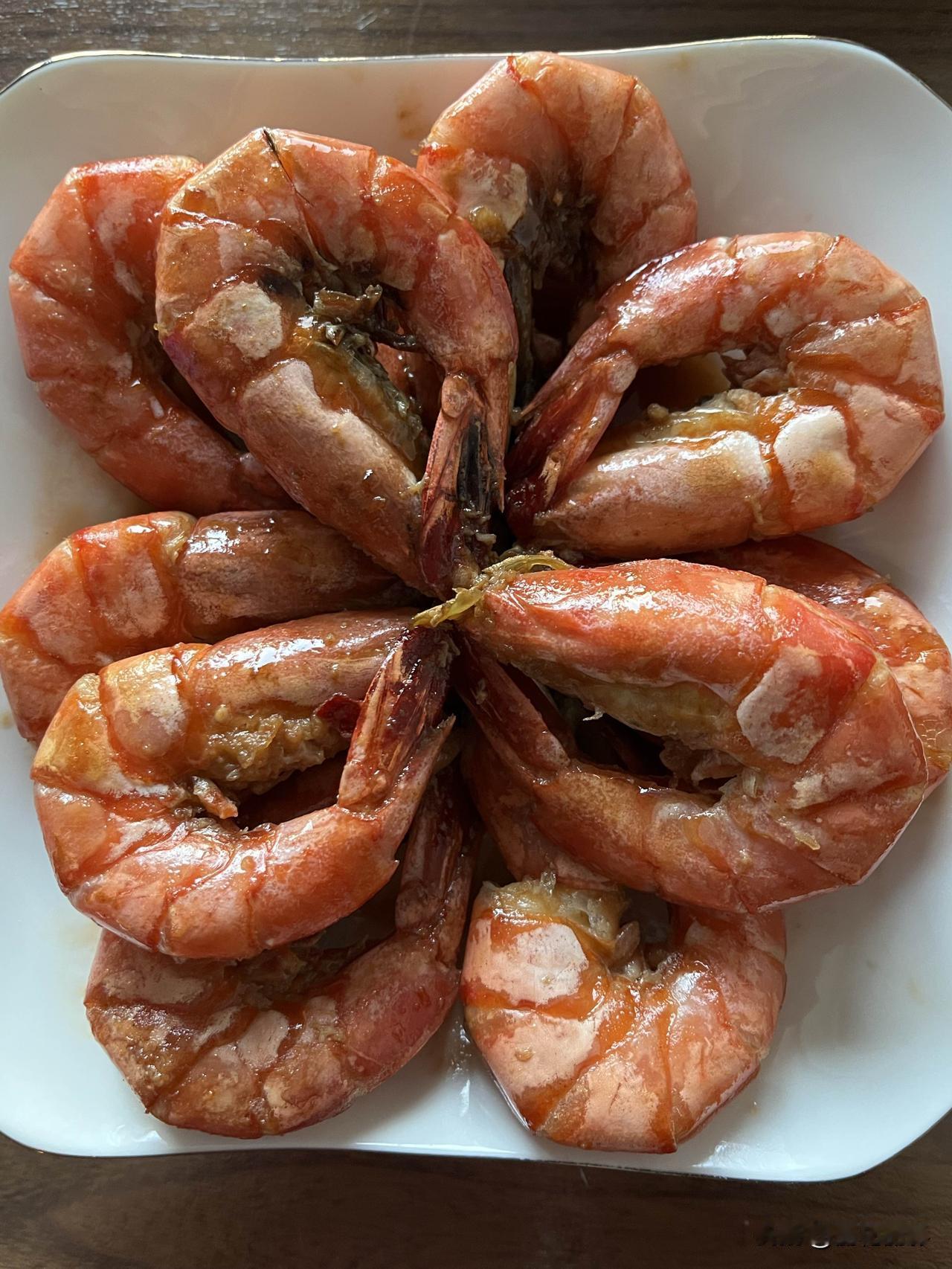 好友们晚上好！周五愉快，晚餐香香！今天的晚餐：红烧排骨油焖大虾素炒菜花玉