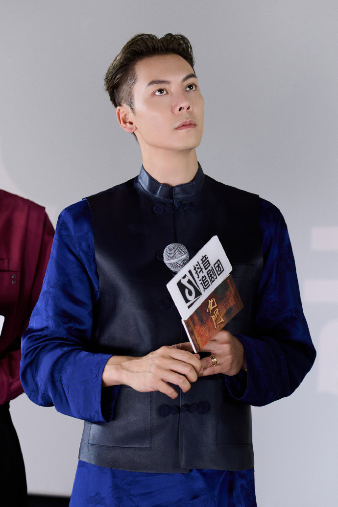 1.陈伟霆在《九门》中的出场引热议，众人感叹他和十年前在《老九门》里的形象根本没