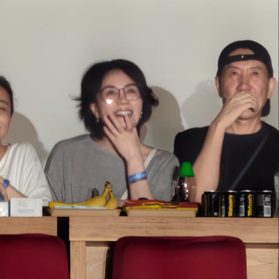 估计能让天后王菲露面的，除了谢霆锋，只有那英了！没想到，一向低调的王菲会空降