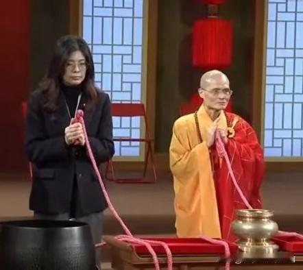 郑丽文法鼓山撞钟事件，我感觉是郑丽文故弄玄虚。郑丽文撞钟时红绳两次猛抖、差点