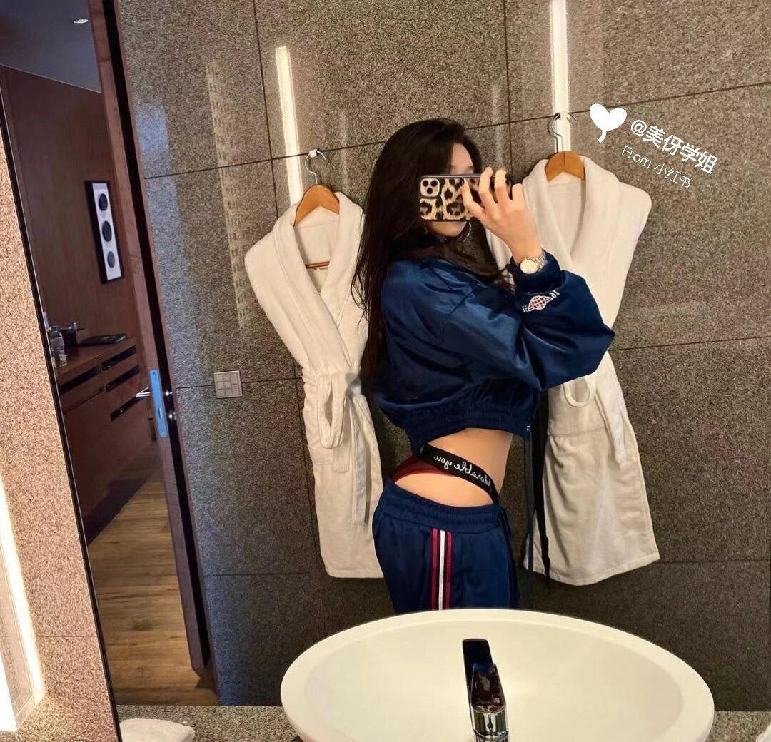 洗漱台拍个照🧺🛁🚿健身穿搭浴缸拍照对镜自拍镜子里的自己浴室氛围感