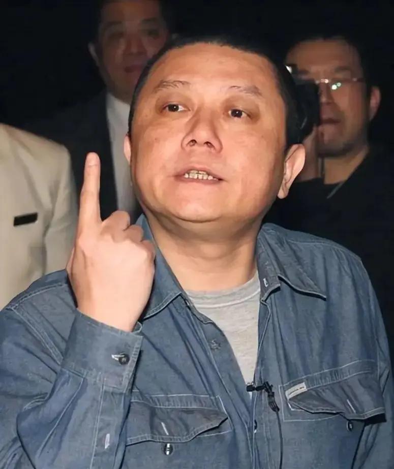 王朔谈现状：只能死在北京，但女儿不让死屋里，怕房子不好卖。68岁的王朔坐在北京