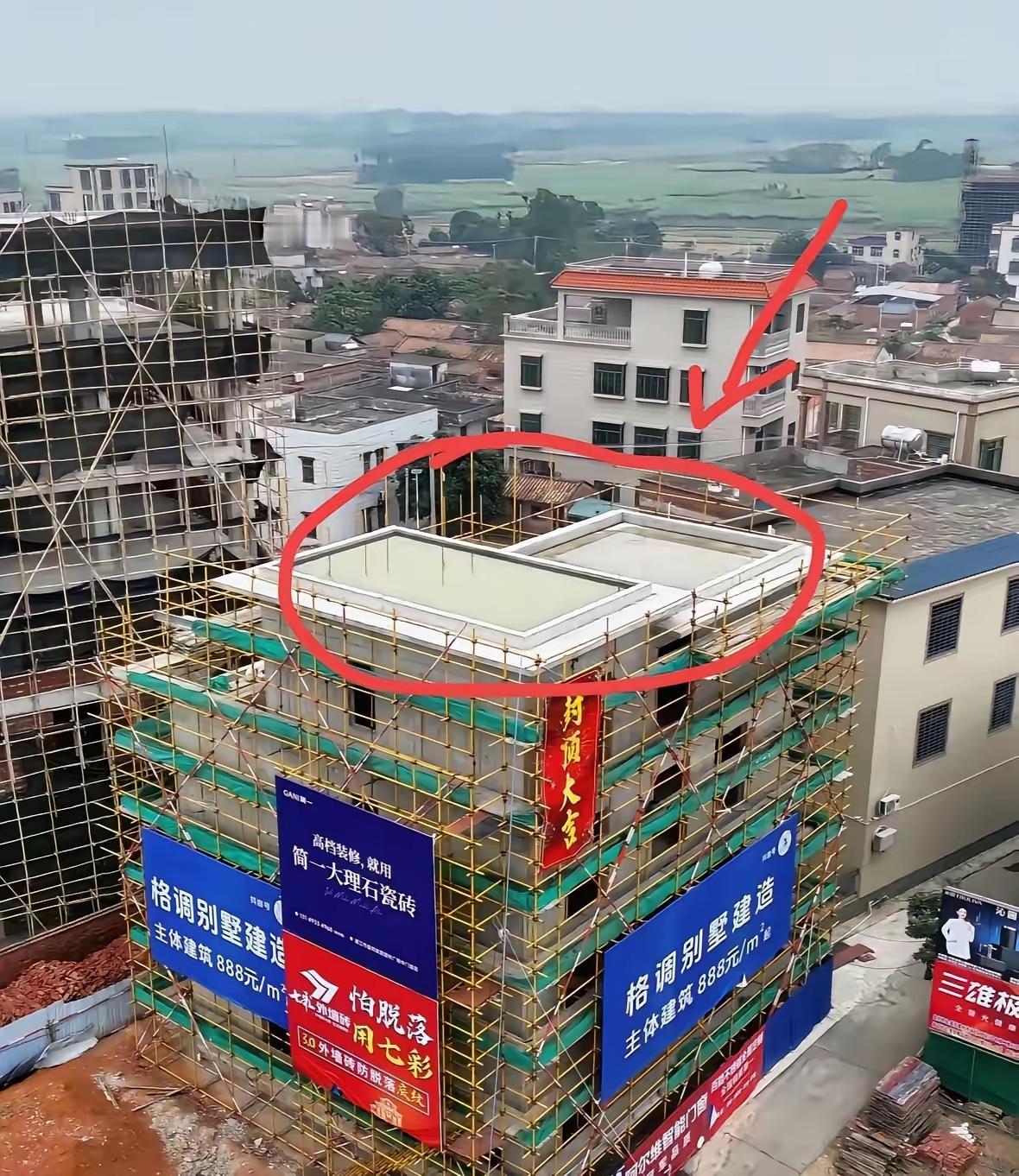 全红婵老家新房的楼顶设计，最近在网上吵翻了——别人家楼顶要么铺瓦片，要么搞绿化，