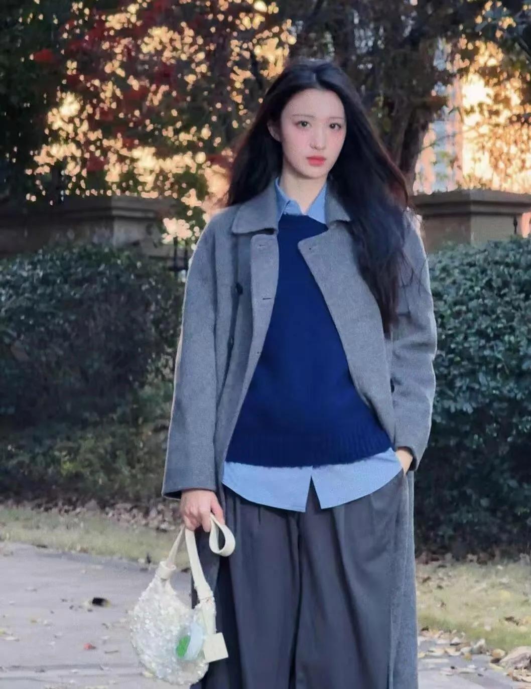 王楚然的冬日叠穿范本太绝了王楚然这组冬日穿搭直接戳中审美！灰色大衣叠穿浅蓝