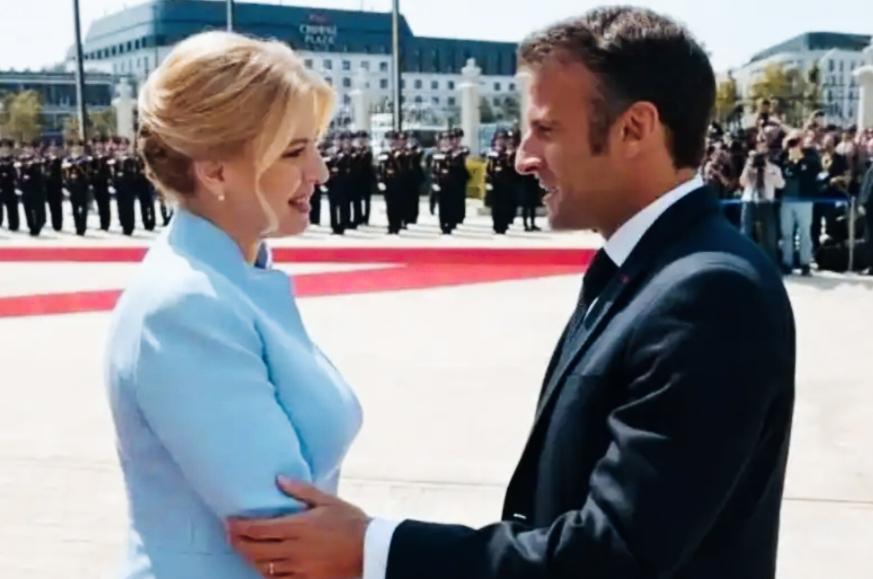 马克龙和斯洛伐克前总统苏珊娜互相对视的眼神是不是很特别啊？两人互相看向对方的眼