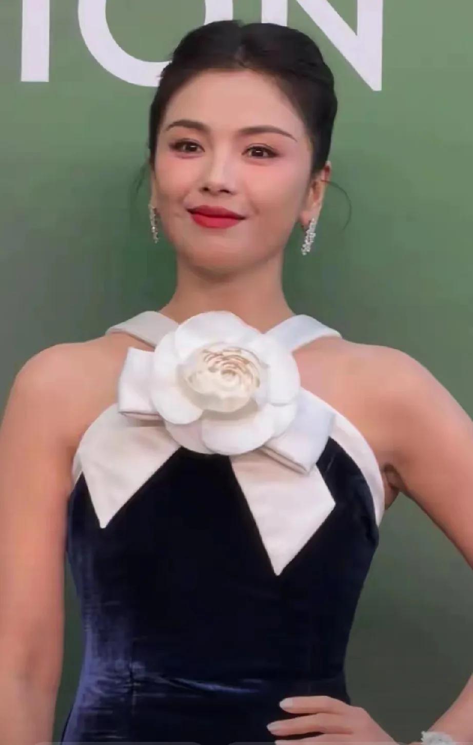 刘涛活动生图杀疯了！一袭藏蓝挂脖裙惊艳亮相，流畅剪裁勾勒出超绝腰臀比，每一步都摇