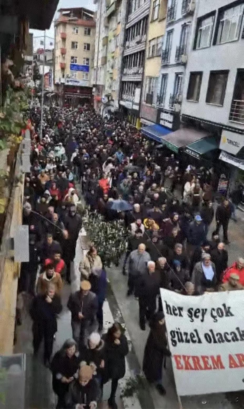 埃尔多安闯大祸，土耳其突然变天了！出大事，万万没想到，土耳其爆发大规模游行示