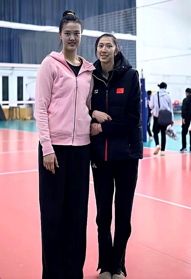 哎，之前没咋留意，吴梦洁居然比张宝矮不少？不过她弹跳还行，算个不错的优势。但光靠