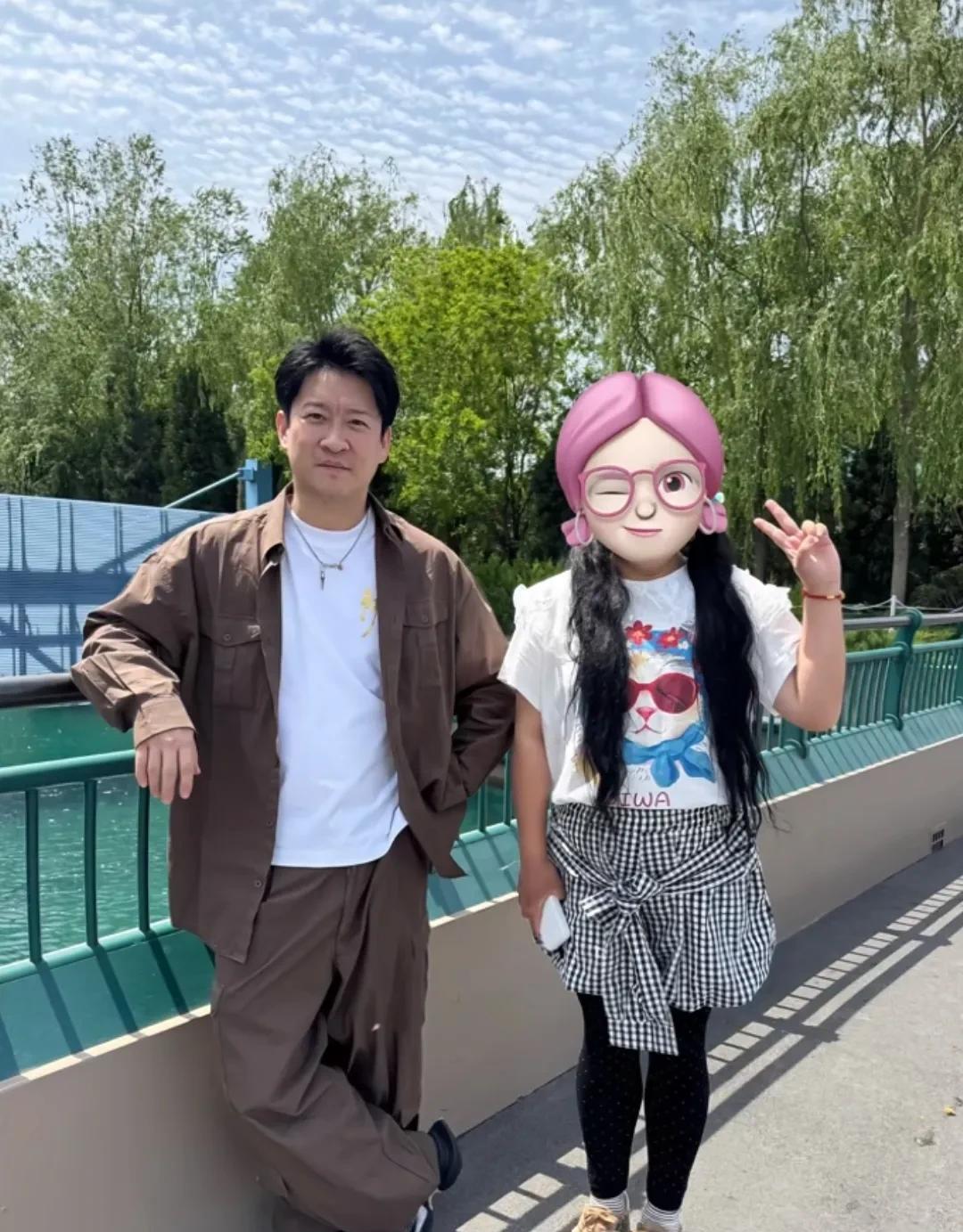 这人啊，还是得有人爱。看看曹云金，复婚后都胖出了幸福肥！曹云金一家三口假期游北
