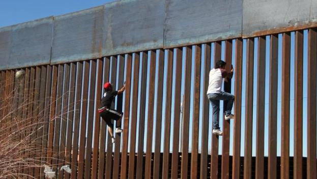 美国人反中东移民已经魔怔了：直接举着大猪头，嘴里叼着经书！近日，著名美国反中东移