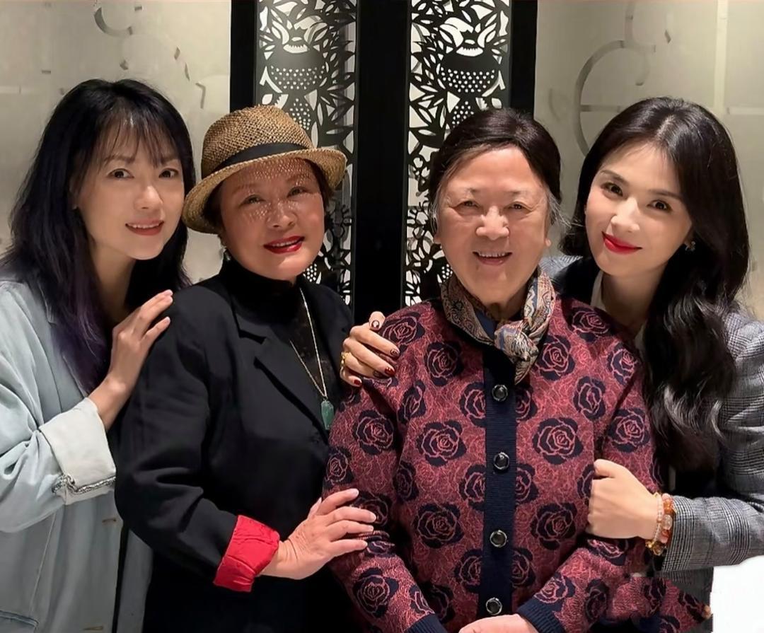 著名演员刘涛现身广东和朋友聚会，47岁依然优雅漂亮，一头乌黑秀发，皮肤光滑水嫩的